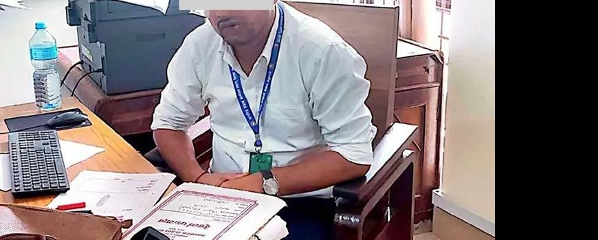 ५ लाख घुस लिँदै लहानका कर अधिकृत युवराज पाल अख्तियारको फन्दामा